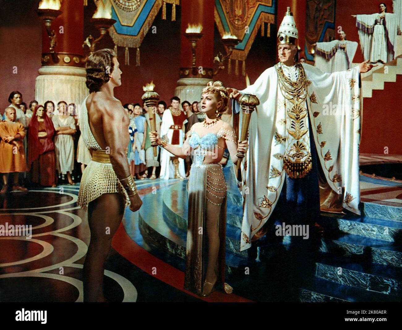 Lana Turner & Louis Calhern Film The Prodigal (1952) personaggi: Samarra & Nahreeb 13 maggio 1955 **ATTENZIONE** questa fotografia è ad uso esclusivamente editoriale ed è copyright della MGM e/o del fotografo assegnato dalla Film o Production Company e può essere riprodotta solo da pubblicazioni in concomitanza con la promozione del suddetto Film. È richiesto un credito obbligatorio a MGM. Il fotografo deve essere accreditato anche se conosciuto. Nessun uso commerciale può essere concesso senza l'autorizzazione scritta di The Film Company. Foto Stock