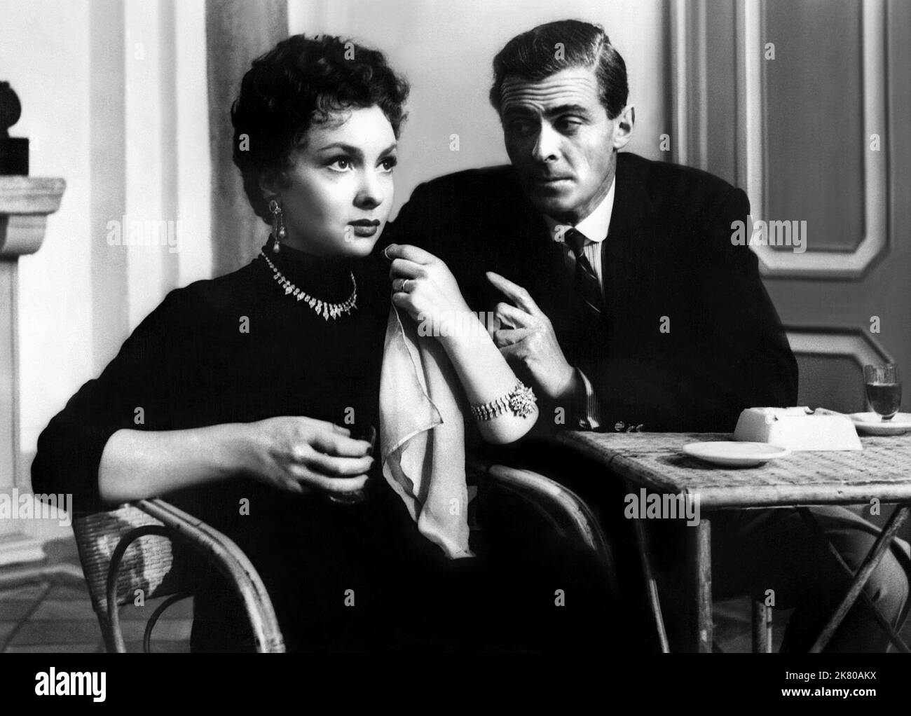 Gina Lollobrigida & Edward Underdown Film: Beat the Devil (1953) personaggi: Maria Dannreuther & Harry Chelm regista: John Huston 24 novembre 1953 **AVVERTENZA** questa fotografia è solo per uso editoriale ed è copyright di UNITED ARTISTS e/o del fotografo assegnato dalla Film o dalla Production Company e può essere riprodotta solo da pubblicazioni in concomitanza con la promozione del film di cui sopra. È richiesto un credito obbligatorio per GLI ARTISTI UNITI. Il fotografo deve essere accreditato anche quando è noto. Nessun uso commerciale può essere concesso senza autorizzazione scritta da parte della Film Company. Foto Stock