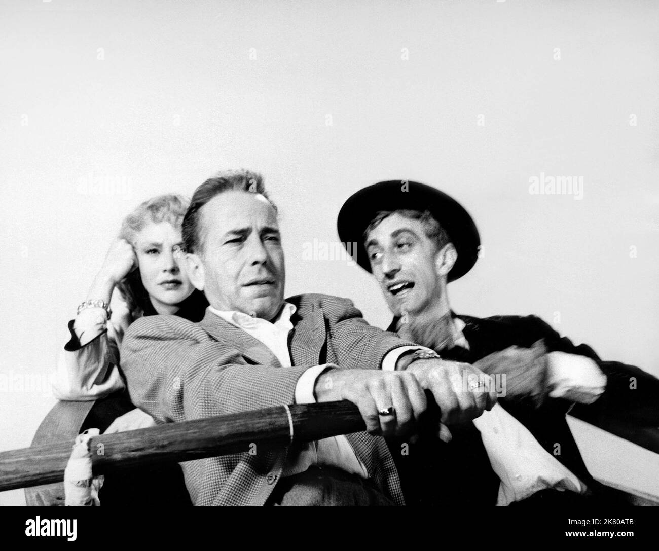 Jennifer Jones, Humphrey Bogart & Marco Tulli Film: Beat the Devil (1953) personaggi: Sig.ra Gwendolen Chelm,Billy Dannreuther & Ravello regista: John Huston 24 novembre 1953 **AVVERTENZA** questa fotografia è solo per uso editoriale ed è copyright di UNITED ARTISTS e/o del fotografo assegnato dalla Film o dalla Production Company e può essere riprodotta solo da pubblicazioni in concomitanza con la promozione del film di cui sopra. È richiesto un credito obbligatorio per GLI ARTISTI UNITI. Il fotografo deve essere accreditato anche quando è noto. Nessun uso commerciale può essere concesso senza l'autorizzazione scritta di Foto Stock