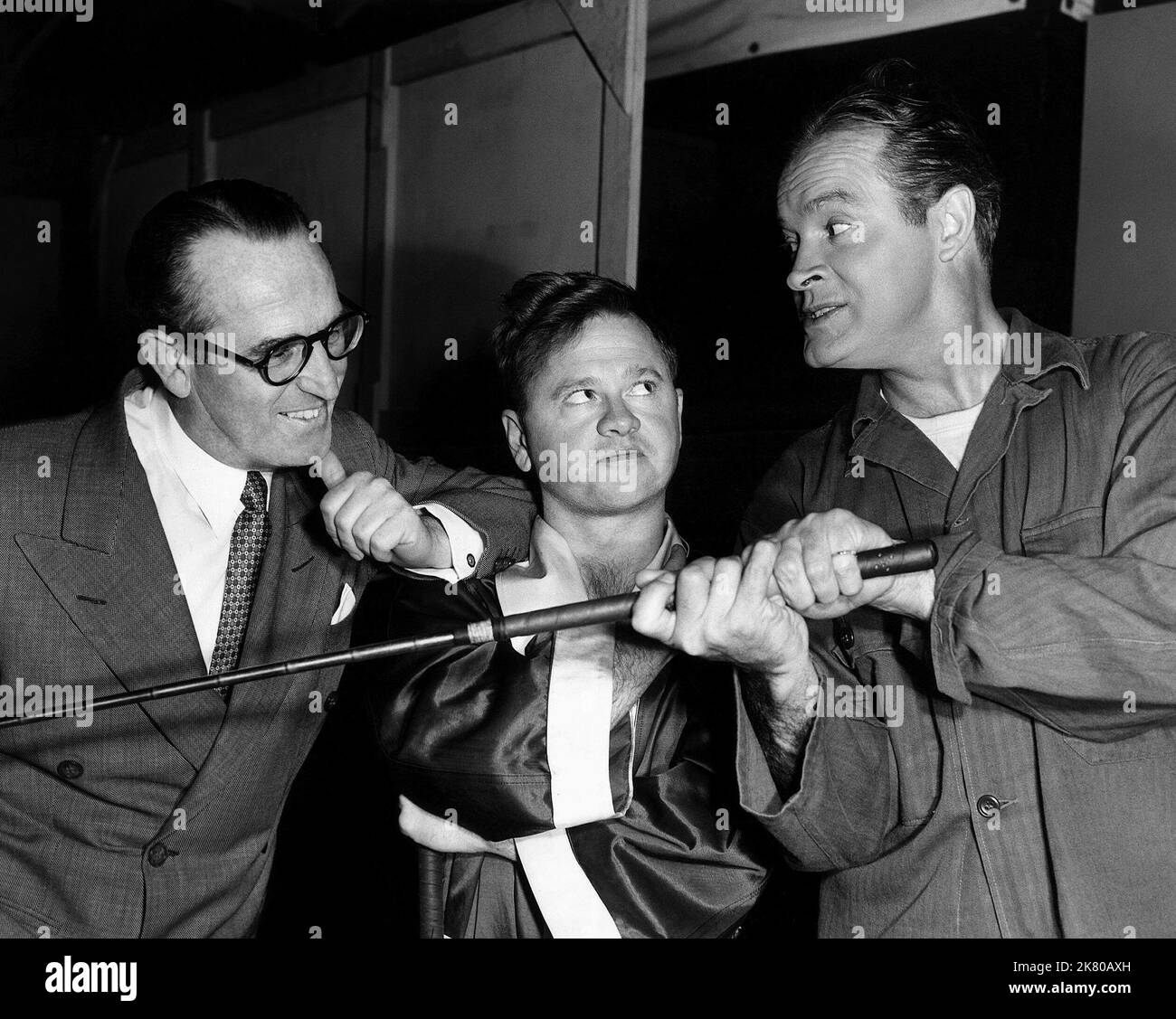 Harold Lloyd, Mickey Rooney & Bob Hope Film: OFF Limits; poliziotti militari (USA 1952) personaggi: , Herbert Tuttle & Wally Hogan / Titel Auch: 'Eintritt verboten' regista: George Marshall 30 dicembre 1952 **AVVERTENZA** questa fotografia è solo per uso editoriale ed è copyright delle IMMAGINI DI PRIMARIA IMPORTANZA e/o del fotografo assegnato dalla Film o dalla Production Company e può essere riprodotta solo da pubblicazioni in concomitanza con la promozione del film di cui sopra. È richiesto un credito obbligatorio per LE FOTO DI PARAMOUNT. Il fotografo deve essere accreditato anche quando è noto. Nessun uso commerciale può essere Foto Stock