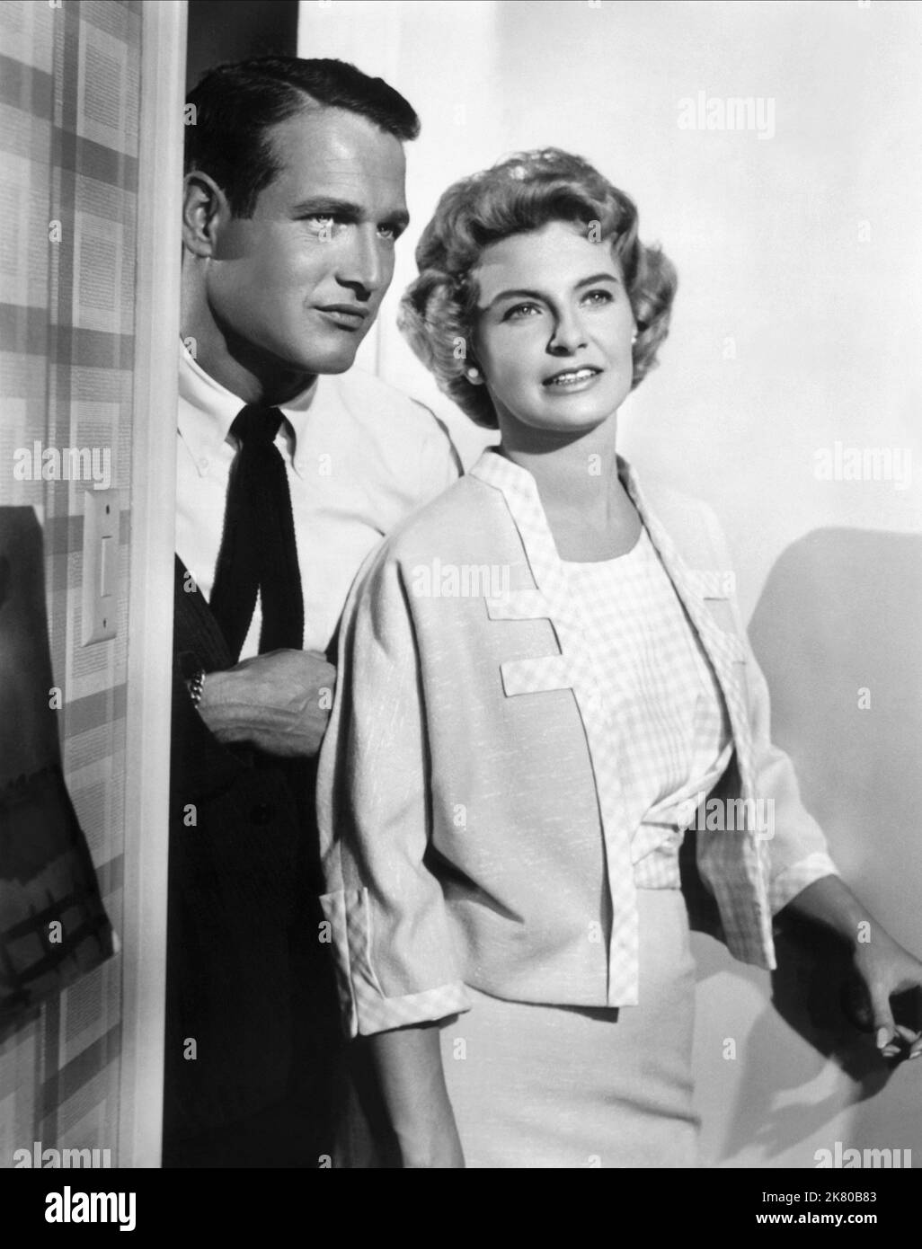 Paul Newman & Joanne Woodward Film: Rally 'Round the Flag, ragazzi! (USA 1958) personaggi: Harry Bannerman,Grace Oglethorpe Bannerman regista: Leo Mccarey 23 dicembre 1958 **AVVERTENZA** questa fotografia è solo per uso editoriale ed è copyright di 20th CENTURY FOX e/o del fotografo assegnato dalla Film o dalla Società di produzione e può essere riprodotta solo da pubblicazioni in concomitanza con la promozione del film di cui sopra. È richiesto un credito obbligatorio a 20th CENTURY FOX. Il fotografo deve essere accreditato anche quando è noto. Nessun uso commerciale può essere concesso senza l'autorizzazione scritta di Foto Stock