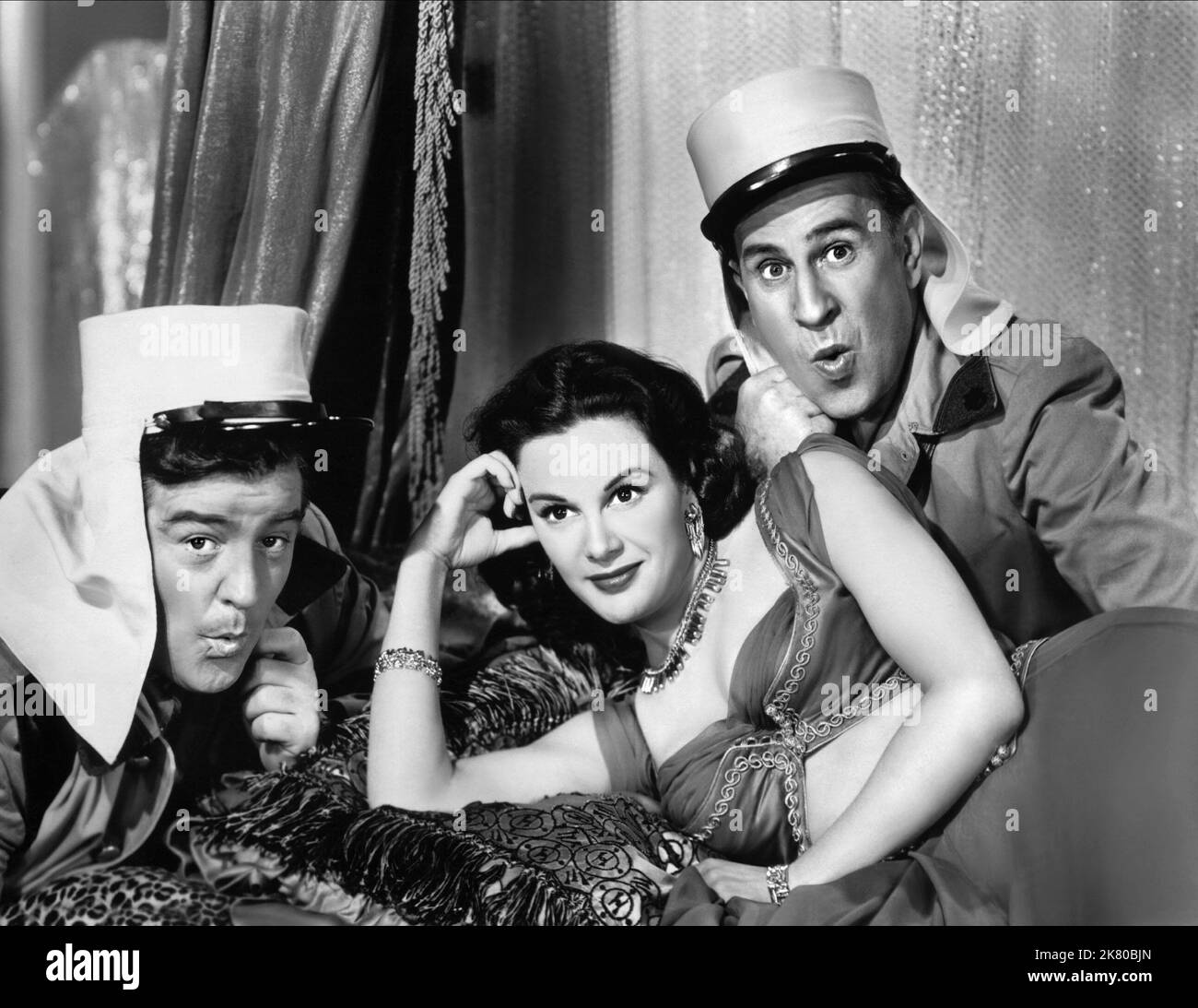 Lou Costello, Patricia Medina & Bud Abbott Film: Abbott e Costello nella Legione straniera (1953) personaggi: Lou Hotchkiss, Nicole Dupre, Bud Jones regista: Charles Lamont 19 febbraio 1950 **AVVERTENZA** questa fotografia è solo per uso editoriale ed è copyright di UNIVERSAL e/o del fotografo assegnato dalla Film o dalla Production Company e può essere riprodotta solo da pubblicazioni in concomitanza con la promozione del film di cui sopra. È richiesto un credito obbligatorio a UNIVERSAL. Il fotografo deve essere accreditato anche quando è noto. Nessun uso commerciale può essere concesso senza autorizzazione scritta Foto Stock