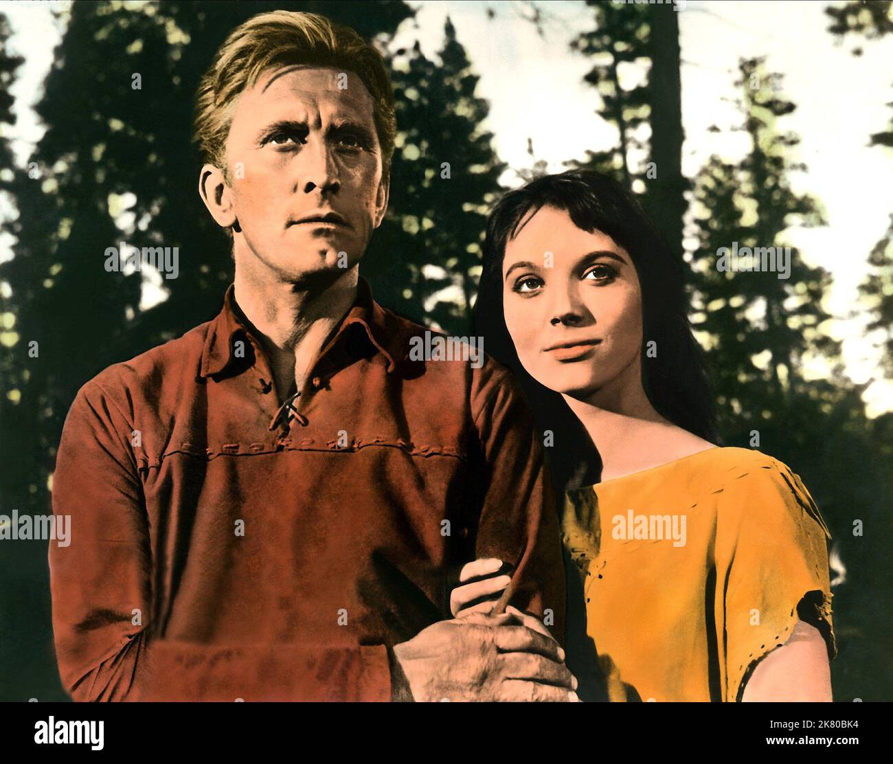 Kirk Douglas & Elsa Martinelli Film: The Indian Fighter (USA 1955) personaggi: Johnny Hawks, Onahti / Titel Auch: 'Zwischen Zwei Feuern' regista: Andre De Toth 21 dicembre 1955 **AVVERTENZA** questa fotografia è solo per uso editoriale ed è copyright di UNITED ARTISTS e/o del fotografo assegnato dalla Film o dalla Production Company e può essere riprodotta solo da pubblicazioni in concomitanza con la promozione del film di cui sopra. È richiesto un credito obbligatorio per GLI ARTISTI UNITI. Il fotografo deve essere accreditato anche quando è noto. Nessun uso commerciale può essere concesso senza l'autorizzazione scritta f Foto Stock