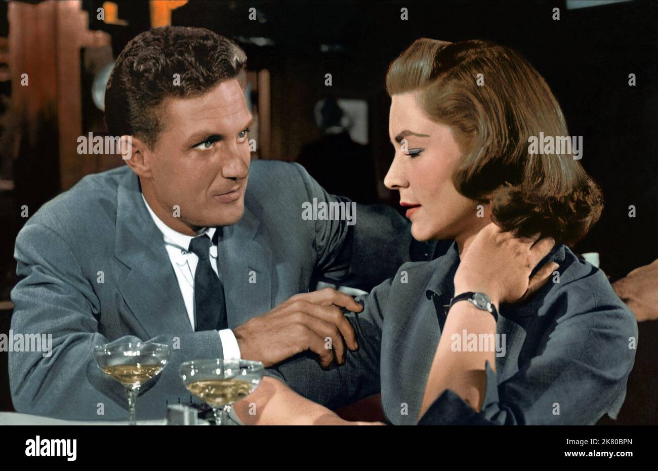Robert Stack & Lauren Bacall Film: Written on the Wind (USA 1956) personaggi: KYLE HADLEY, LUCY MOORE HADLEY regista: Douglas Sirk 12 dicembre 1956 **AVVERTENZA** questa fotografia è solo per uso editoriale ed è copyright di IMMAGINI UNIVERSALI e/o del fotografo assegnato dalla Film o dalla Production Company e può essere riprodotta solo da pubblicazioni in concomitanza con la promozione del film di cui sopra. È richiesto un credito obbligatorio per LE FOTO UNIVERSALI. Il fotografo deve essere accreditato anche quando è noto. Nessun uso commerciale può essere concesso senza autorizzazione scritta da parte della Film Company. Foto Stock