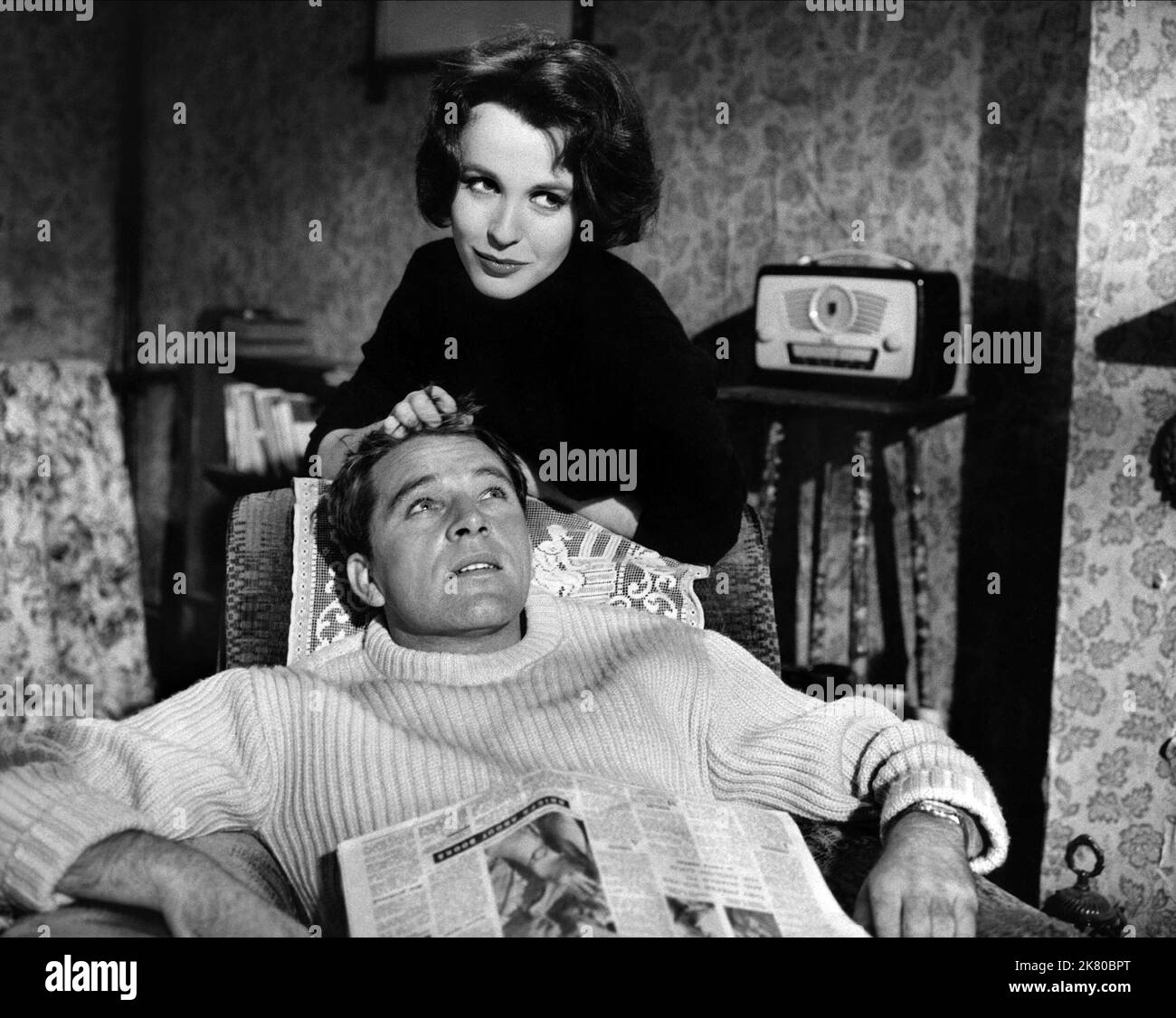 Richard Burton & Claire Bloom Film: Look Back in Anger (UK 1959) personaggi: Jimmy Porter, Helena Charles regista: Tony Richardson 28 maggio 1959 **AVVERTENZA** questa fotografia è solo per uso editoriale ed è copyright di WARNER BROS. E/o del fotografo assegnato dalla Film o dalla Production Company e può essere riprodotta solo da pubblicazioni in concomitanza con la promozione del film di cui sopra. È richiesto un credito obbligatorio a WARNER BROS.. Il fotografo deve essere accreditato anche quando è noto. Nessun uso commerciale può essere concesso senza autorizzazione scritta da parte della Film Company. Foto Stock