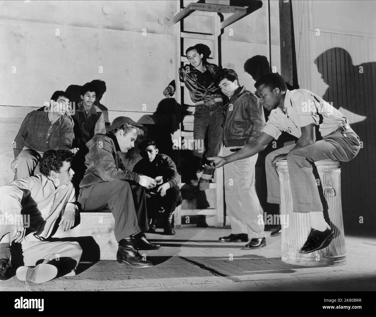 Sidney Poitier Film Blackboard Jungle (1955) personaggi: Gregory W. Miller regista: Richard Brooks 19 marzo 1955 **ATTENZIONE** questa fotografia è solo per uso editoriale ed è copyright della MGM e/o del fotografo assegnato dalla Film o Production Company e può essere riprodotta solo da pubblicazioni in concomitanza con la promozione del suddetto Film. È richiesto un credito obbligatorio a MGM. Il fotografo deve essere accreditato anche se conosciuto. Nessun uso commerciale può essere concesso senza l'autorizzazione scritta di The Film Company. Foto Stock