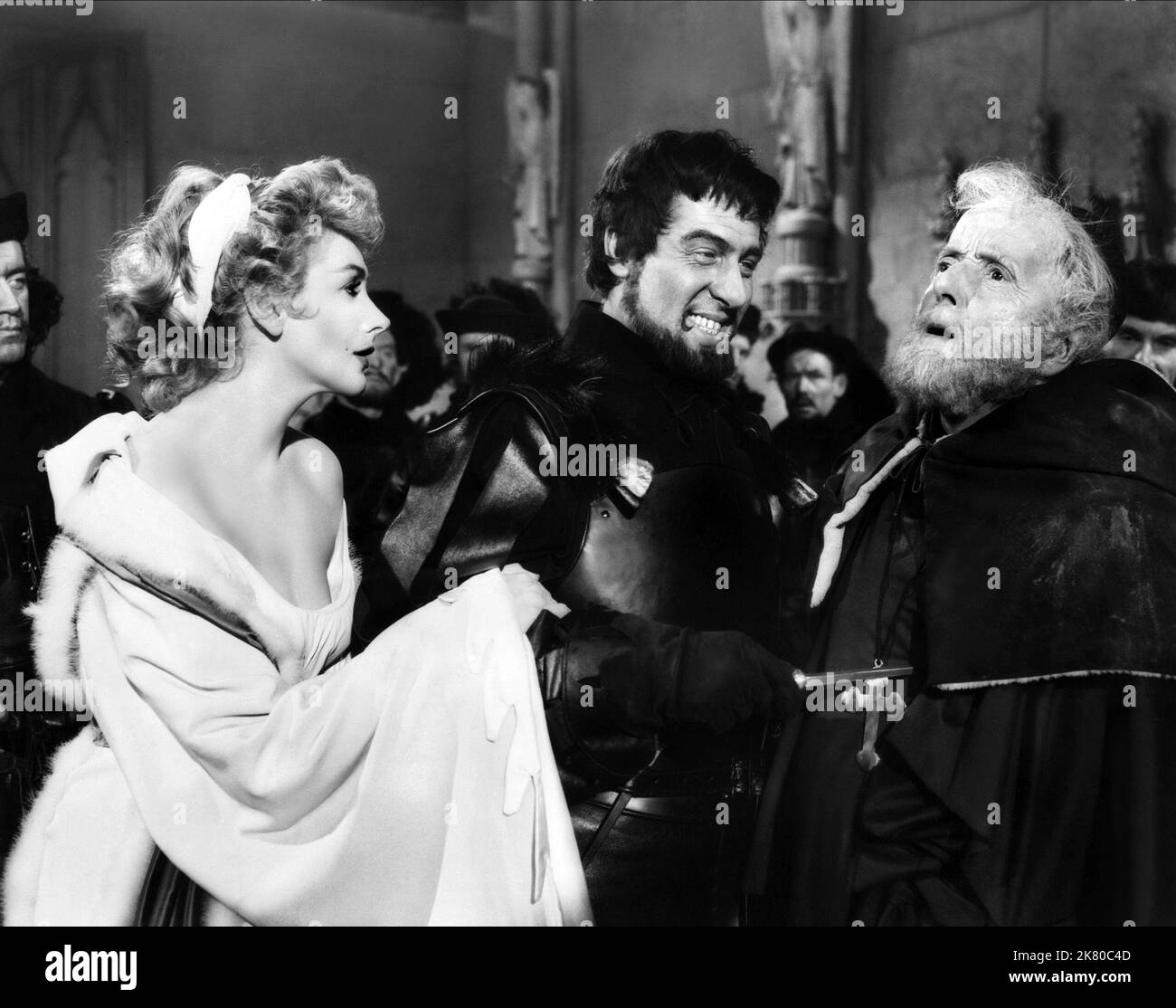 Kay Kendall, Duncan Lamont & Arthur Howard Film: Adventures of Quentin Durward (1955) personaggi: Isabelle, Contessa di Marcroy, Conte William De la Marck, sacerdote infortunato (non accreditato) regista: Richard Thorpe 23 novembre 1955 **AVVERTENZA** questa fotografia è solo per uso editoriale ed è copyright di MGM e/o del fotografo assegnato dalla Film o dalla Production Company e può essere riprodotta solo da pubblicazioni in concomitanza con la promozione del film di cui sopra. È richiesto un credito obbligatorio a MGM. Il fotografo deve essere accreditato anche quando è noto. Non può essere concesso alcun uso commerciale w Foto Stock