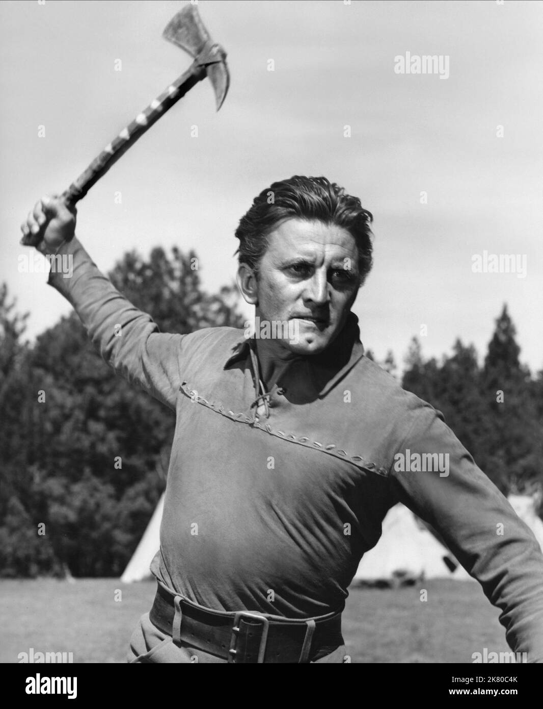 Kirk Douglas Film: The Indian Fighter (USA 1955) personaggi: Johnny Hawks / Titel Auch: 'Zwischen Zwei Feuern' regista: Andre De Toth 21 dicembre 1955 **AVVERTENZA** questa fotografia è solo per uso editoriale ed è copyright di UNITED ARTISTS e/o del fotografo assegnato dalla Film o dalla Production Company e può essere riprodotta solo da pubblicazioni in concomitanza con la promozione del film di cui sopra. È richiesto un credito obbligatorio per GLI ARTISTI UNITI. Il fotografo deve essere accreditato anche quando è noto. Nessun uso commerciale può essere concesso senza autorizzazione scritta da parte della Film Company. Foto Stock