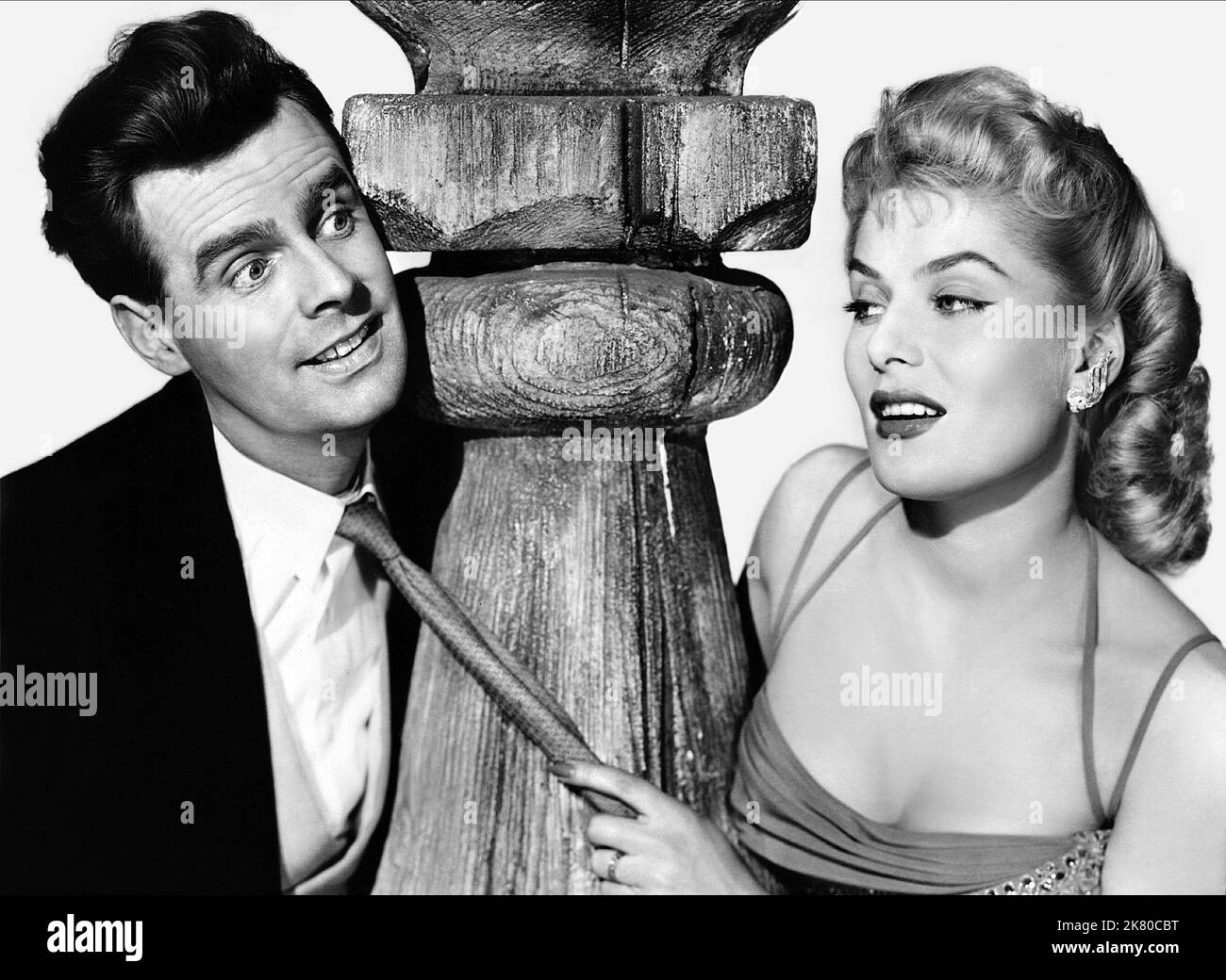 Ian Carmichael & Belinda Lee Film: The Big Money (1959) personaggi: Willie Frith, Gloria regista: John Paddy Cartairs 10 giugno 1958 **AVVERTENZA** questa fotografia è solo per uso editoriale ed è copyright di RANK e/o del fotografo assegnato dalla Film o dalla Production Company e può essere riprodotta solo da pubblicazioni in concomitanza con la promozione del film di cui sopra. È richiesto un credito obbligatorio per LA CLASSIFICA. Il fotografo deve essere accreditato anche quando è noto. Nessun uso commerciale può essere concesso senza autorizzazione scritta da parte della Film Company. Foto Stock