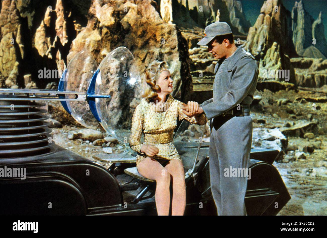 Anne Francis & Leslie Nielsen Film: Forbidden Planet (USA 1956) personaggi: Altaira 'alta' Morbius, Comandante J. Fred M.Wilcox 23 marzo 1956 **AVVERTENZA** questa fotografia è solo per uso editoriale ed è copyright di MGM e/o del fotografo assegnato dalla Film o dalla Production Company e può essere riprodotta solo da pubblicazioni in concomitanza con la promozione del film di cui sopra. È richiesto un credito obbligatorio a MGM. Il fotografo deve essere accreditato anche quando è noto. Nessun uso commerciale può essere concesso senza autorizzazione scritta da parte della Film Company. Foto Stock