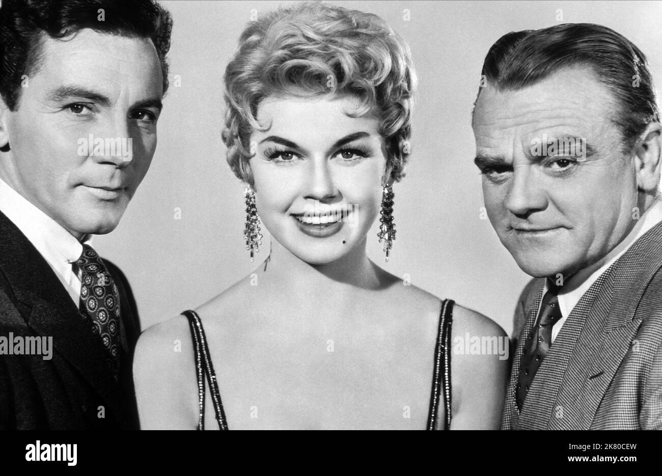 Cameron Mitchell, Doris Day & James Cagney Film: Love Me or Leave Me (USA 1955) personaggi: Johnny Alderman, Ruth Etting, Martin Snyder / Titel Auch: 'Nachtclub-Affären' regista: Charles Vidor 26 maggio 1955 **AVVERTENZA** questa fotografia è solo per uso editoriale ed è copyright di MGM e/o del fotografo assegnato dalla Film o dalla Production Company e può essere riprodotta solo da pubblicazioni in concomitanza con la promozione del film di cui sopra. È richiesto un credito obbligatorio a MGM. Il fotografo deve essere accreditato anche quando è noto. Nessun uso commerciale può essere concesso senza autorizzazione scritta Foto Stock