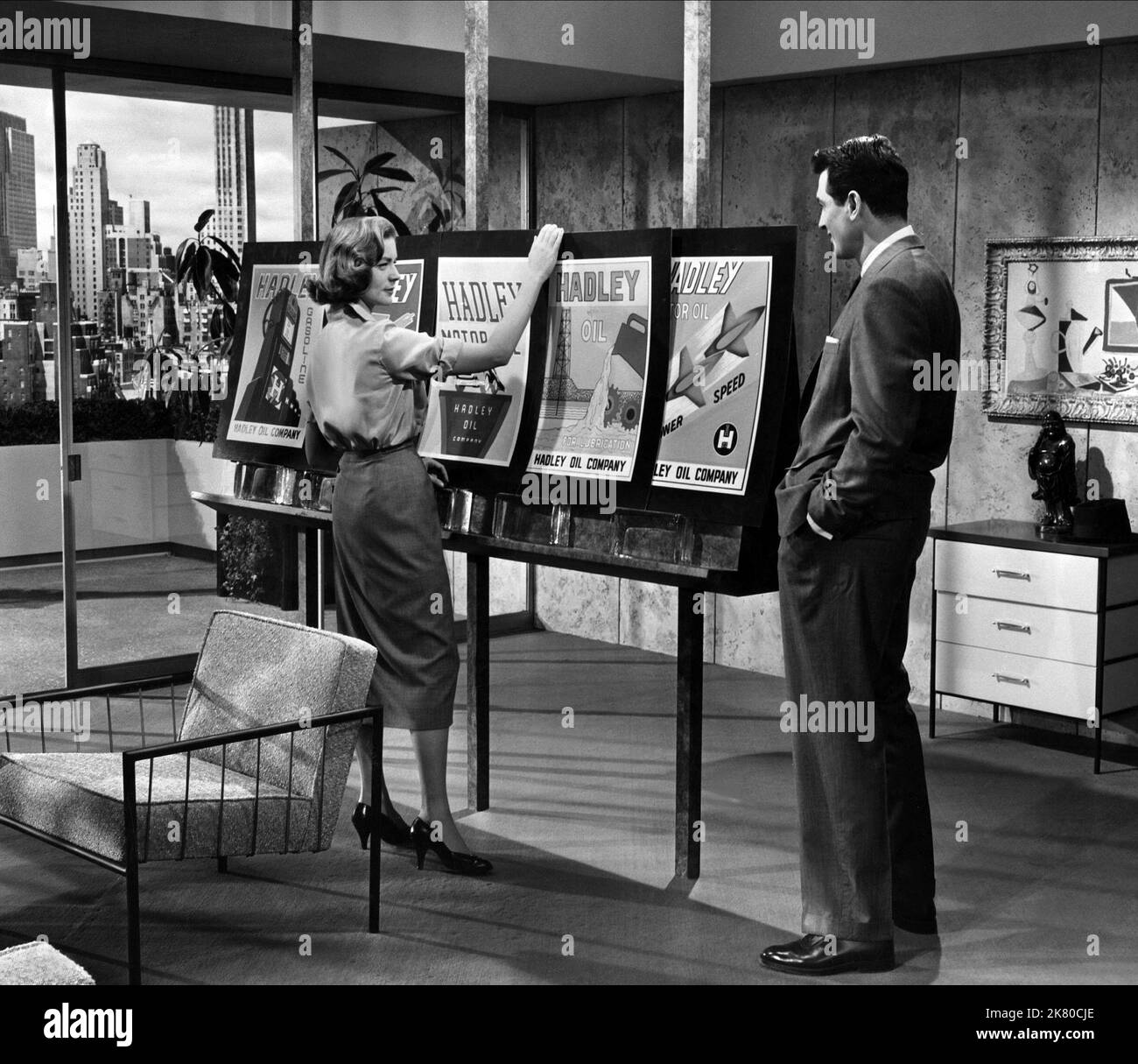 Lauren Bacall & Rock Hudson Film: Written on the Wind (USA 1956) personaggi: Lucy Moore Hadley, Mitch Wayne regista: Douglas Sirk 12 dicembre 1956 **AVVERTENZA** questa fotografia è solo per uso editoriale ed è copyright di IMMAGINI UNIVERSALI e/o del fotografo assegnato dalla Film o dalla Production Company e può essere riprodotta solo da pubblicazioni in concomitanza con la promozione del film di cui sopra. È richiesto un credito obbligatorio per LE FOTO UNIVERSALI. Il fotografo deve essere accreditato anche quando è noto. Nessun uso commerciale può essere concesso senza autorizzazione scritta da parte della Film Company. Foto Stock