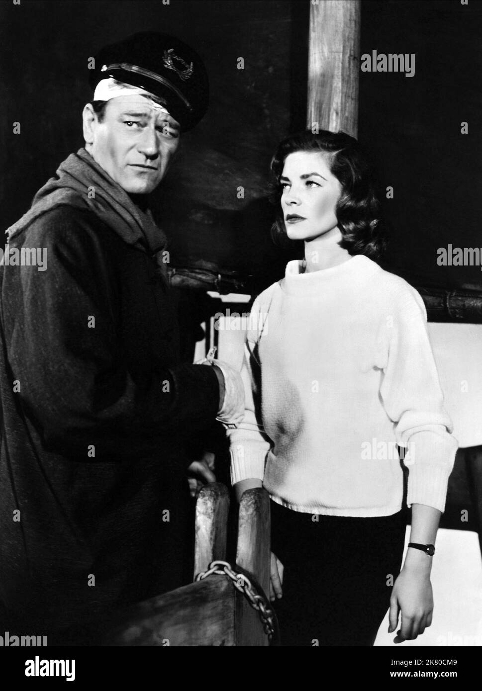 John Wayne & Lauren Bacall Film: Blood Alley (USA 1955) personaggi: Tom Wilder, Cathy Grainger regista: Wellman 01 ottobre 1955 **AVVERTENZA** questa fotografia è solo per uso editoriale ed è copyright di WARNER e/o del fotografo assegnato dalla Film o dalla Production Company e può essere riprodotta solo da pubblicazioni in concomitanza con la promozione del film di cui sopra. È richiesto un credito obbligatorio a WARNER. Il fotografo deve essere accreditato anche quando è noto. Nessun uso commerciale può essere concesso senza autorizzazione scritta da parte della Film Company. Foto Stock