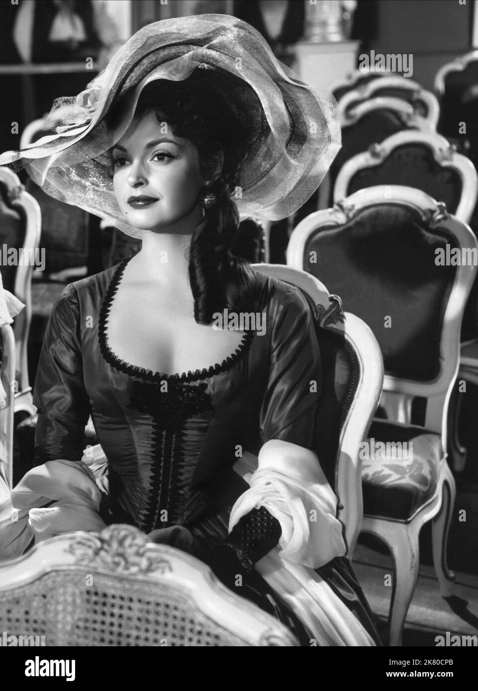 Nadja Tiller Film Mozart (1956) personaggi: Louise Weber Lange regista: Karl Hartl 20 dicembre 1955 **ATTENZIONE** questa fotografia è solo per uso editoriale ed è copyright di COSMOPOL- Film e/o il fotografo assegnato dalla Film o Production Company e può essere riprodotta solo da pubblicazioni in concomitanza con la promozione del suddetto Film. È richiesto un credito obbligatorio a COSMOPOL- Film. Il fotografo deve essere accreditato anche se conosciuto. Nessun uso commerciale può essere concesso senza l'autorizzazione scritta di The Film Company. Foto Stock