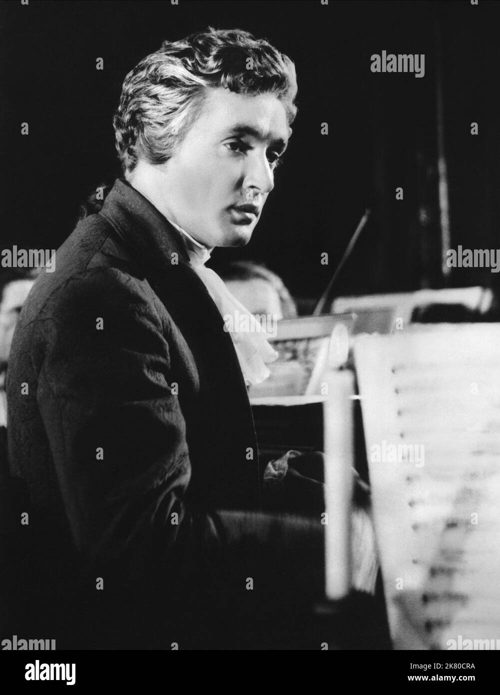 Oskar Werner Film Mozart (1955) personaggi: Wolfgang Amadeus Mozart regista: Karl Hartl 20 dicembre 1955 **ATTENZIONE** questa fotografia è ad uso esclusivamente editoriale ed è copyright di COSMOPOL-Film e/o del fotografo assegnato dalla Film o Production Company e può essere riprodotta solo da pubblicazioni in concomitanza con la promozione del suddetto Film. È richiesto un credito obbligatorio a COSMOPOL- Film. Il fotografo deve essere accreditato anche se conosciuto. Nessun uso commerciale può essere concesso senza l'autorizzazione scritta di The Film Company. Foto Stock