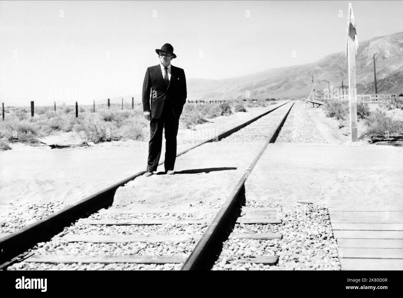 Spencer Tracy Film: Bad Day a Black Rock (USA 1955) personaggi: John J. Macreedy regista: John Sturges 07 gennaio 1955 **AVVERTENZA** questa fotografia è solo per uso editoriale ed è copyright di MGM e/o del fotografo assegnato dalla Film o dalla Production Company e può essere riprodotta solo da pubblicazioni in concomitanza con la promozione del film di cui sopra. È richiesto un credito obbligatorio a MGM. Il fotografo deve essere accreditato anche quando è noto. Nessun uso commerciale può essere concesso senza autorizzazione scritta da parte della Film Company. Foto Stock