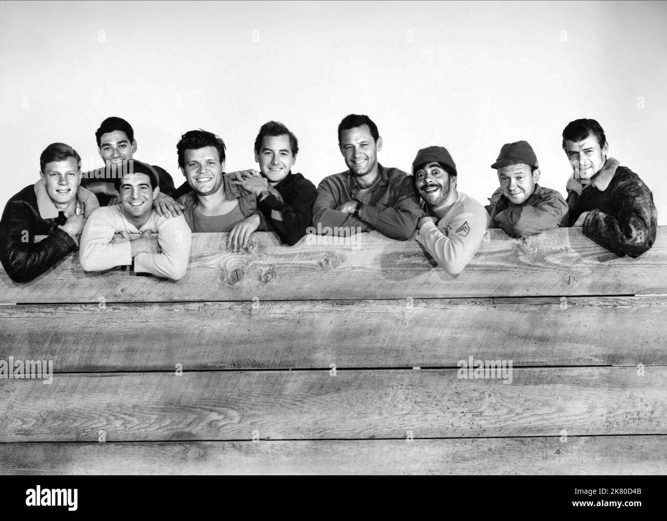 Peter Graves, Jay Lawrence, Harvey Lembeck, Neville Brand, Don Taylor, William Holden, Robert Strauss, Richard Erdman & Michael Moore Film: Stalag 17 (USA 1953) personaggi: Price, Bagradian, Harry Shapiro, Duke, Lt. James Dunbar, SGT. J.J. Sefton, Stanislas Kasava, Sgt. 'Hoffy' Hoffman, Manfredi regista: Billy Wilder 29 maggio 1953 **AVVERTENZA** questa fotografia è solo per uso editoriale ed è copyright di PARAMOUNT e/o del fotografo assegnato dalla Film o dalla Production Company e può essere riprodotta solo da pubblicazioni in concomitanza con la promozione del film di cui sopra. Un Cr. Obbligatorio Foto Stock