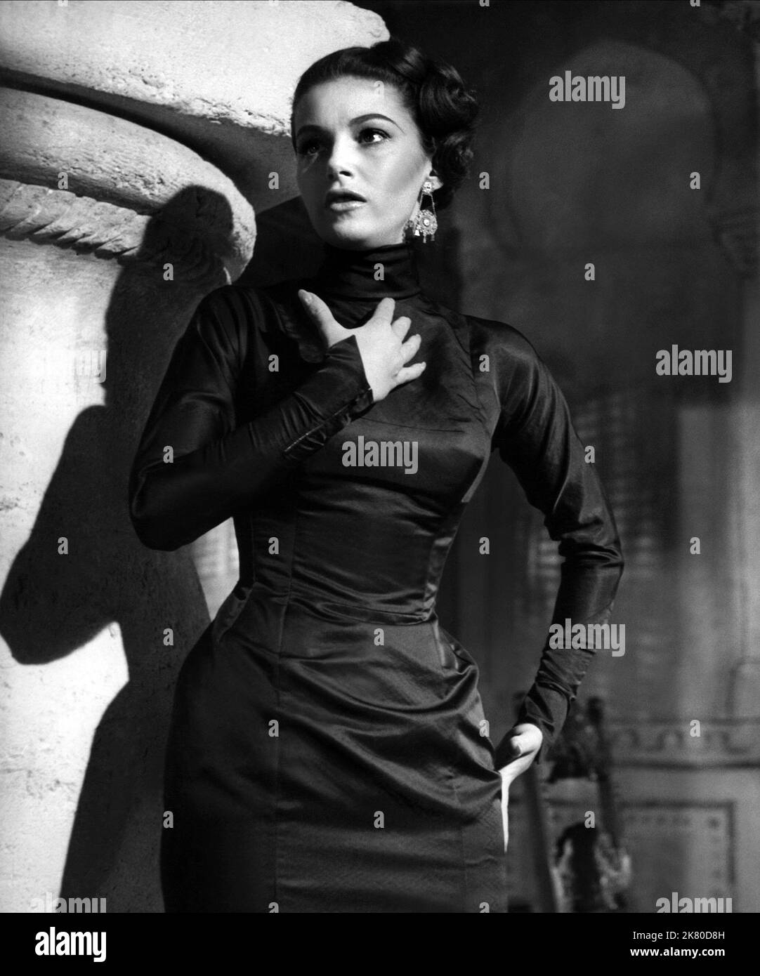 Pier Angeli Film Port Afrique (1956) personaggi: Ynez regista: Rudolph Mate 18 giugno 1956 **ATTENZIONE** questa fotografia è solo per uso editoriale ed è copyright di COLUMBIA PICTURES e/o del fotografo assegnato dalla Film o Production Company e può essere riprodotta solo da pubblicazioni in concomitanza con la promozione del suddetto Film. È richiesto un credito obbligatorio per LE FOTO DELLA COLUMBIA. Il fotografo deve essere accreditato anche se conosciuto. Nessun uso commerciale può essere concesso senza l'autorizzazione scritta di The Film Company. Foto Stock