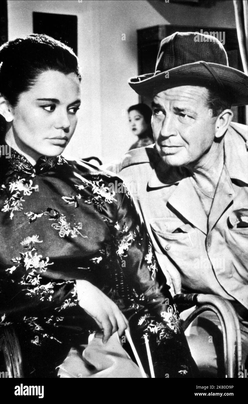 Giorgia Moll & Claude Dauphin Film: The Quiet American (1955) personaggi: Phuong, Ispettore Vigot regista: Mankiewicz 05 febbraio 1958 **AVVERTENZA** questa fotografia è solo per uso editoriale ed è copyright di ARTISTI UNITI e/o del fotografo assegnato dalla Film o dalla Production Company e può essere riprodotta solo da pubblicazioni in concomitanza con la promozione del film di cui sopra. È richiesto un credito obbligatorio per GLI ARTISTI UNITI. Il fotografo deve essere accreditato anche quando è noto. Nessun uso commerciale può essere concesso senza autorizzazione scritta da parte della Film Company. Foto Stock