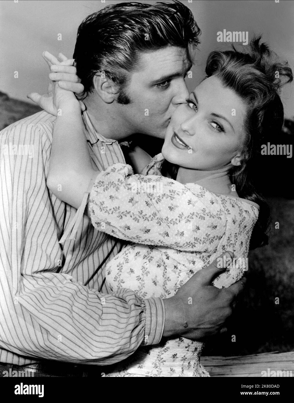 Elvis Presley & Debra Paget Film Love me Tender (USA 1956) personaggi: Clint Reno, Cathy Reno regista: Robert D. Webb 15 novembre 1956 **ATTENZIONE** questa fotografia è ad uso esclusivamente editoriale ed è copyright della 20TH CENTURY FOX e/o del fotografo assegnato dalla Film or Production Company e può essere riprodotta solo da pubblicazioni in concomitanza con la promozione del suddetto Film. È richiesto un credito obbligatorio a 20TH CENTURY FOX. Il fotografo deve essere accreditato anche se conosciuto. Nessun uso commerciale può essere concesso senza l'autorizzazione scritta di The Film Company. Foto Stock
