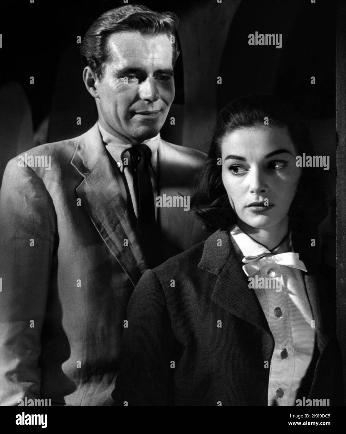 Philip Carey & Pier Angeli Film Port Afrique (1956) personaggi: Rip Reardon, Ynez regista: Rudolph Mate 18 giugno 1956 **ATTENZIONE** questa fotografia è ad uso esclusivamente editoriale ed è copyright di COLUMBIA PICTURES e/o del fotografo assegnato dalla Film o Production Company e può essere riprodotta solo da pubblicazioni in concomitanza con la promozione del suddetto Film. È richiesto un credito obbligatorio per LE FOTO DELLA COLUMBIA. Il fotografo deve essere accreditato anche se conosciuto. Nessun uso commerciale può essere concesso senza l'autorizzazione scritta di The Film Company. Foto Stock