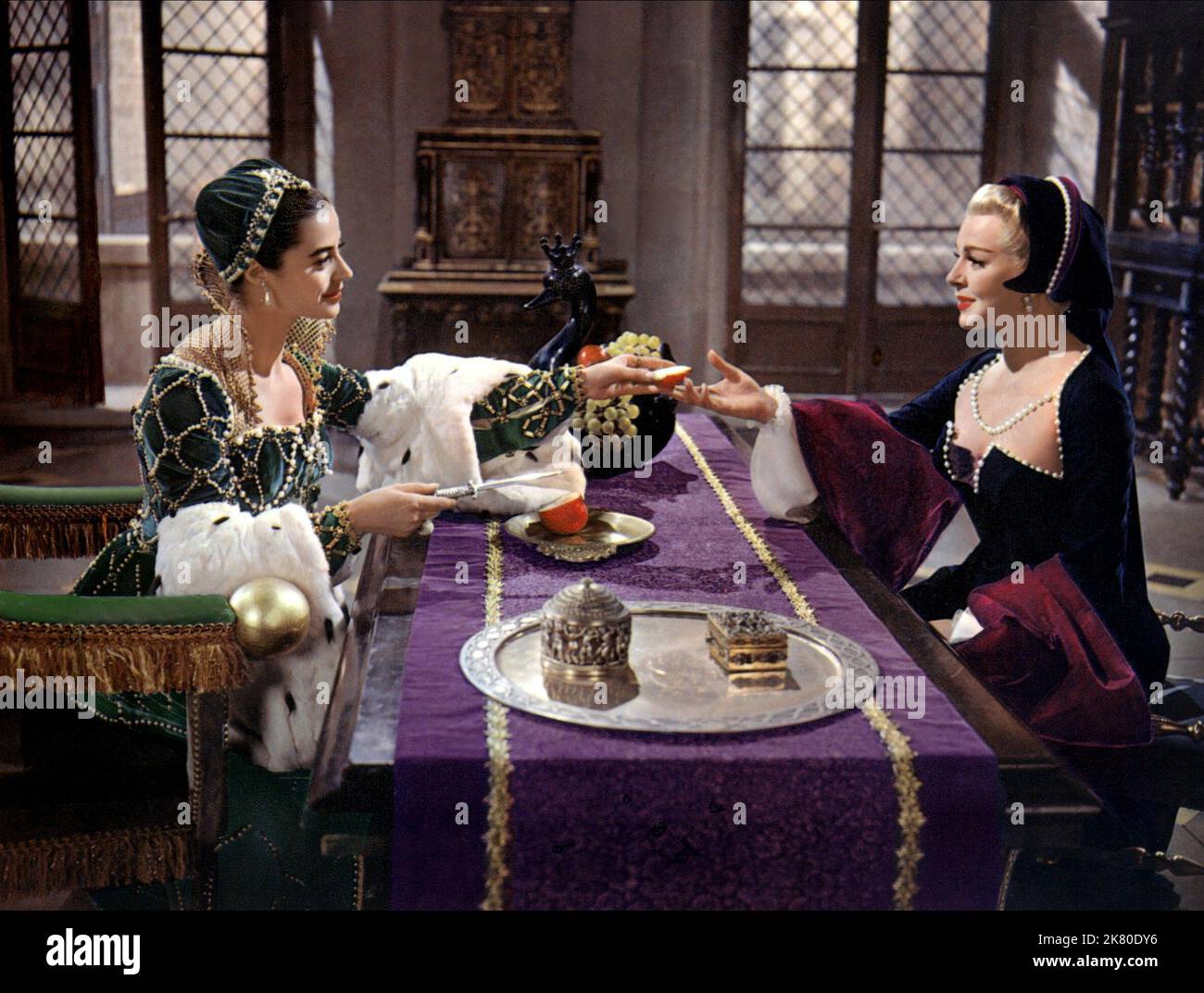 Marisa Pavan & Lana Turner Film: Diane (USA 1956) personaggi: Catherine de Medici, Diane de Poitiers - Contessa de Breze regista: David Miller 12 gennaio 1956 **AVVERTENZA** questa fotografia è solo per uso editoriale ed è copyright di MGM e/o del fotografo assegnato dalla Film o dalla Production Company e può essere riprodotta solo da pubblicazioni in concomitanza con la promozione del film di cui sopra. È richiesto un credito obbligatorio a MGM. Il fotografo deve essere accreditato anche quando è noto. Nessun uso commerciale può essere concesso senza autorizzazione scritta da parte della Film Company. Foto Stock