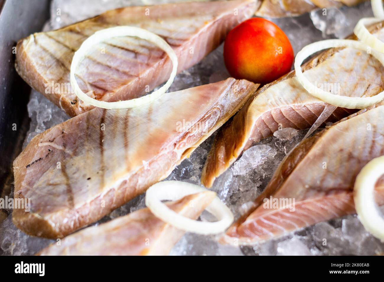 Pesce crudo affettato per grigliare in un ristorante locale a Ozamiz, Filippine Foto Stock