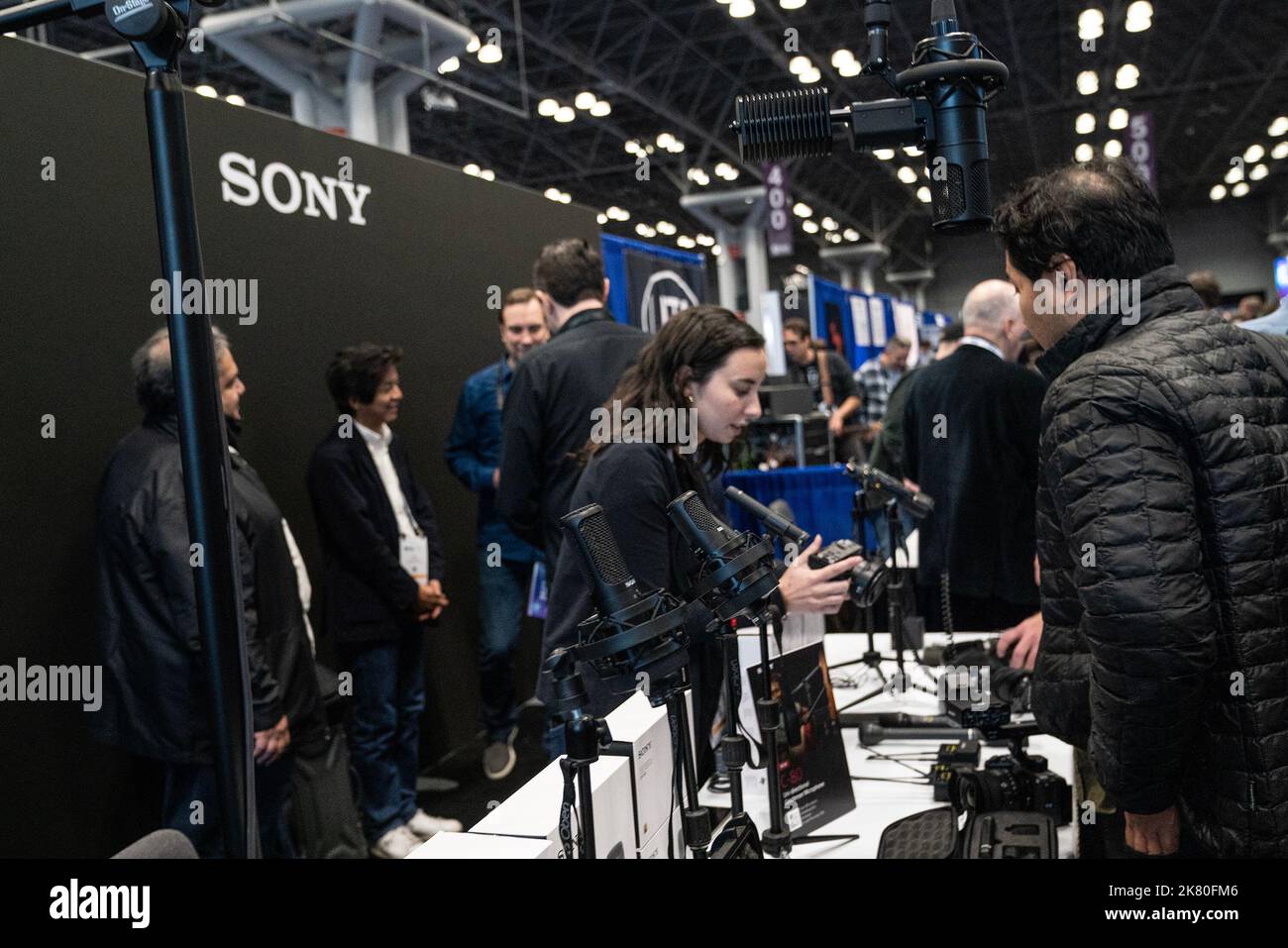 New York, New York, Stati Uniti. 19th Ott 2022. Atmosfera durante la fiera NAB (National Association of Broadcasters) al Jacob Javits Center con nuovi prodotti per la trasmissione, video, audio, illuminazione e altro ancora. Mostra ben frequentato con centinaia di visitatori, offerti da molte aziende in trasmissione, podcast video, trasmissione audio e tutto il resto in mezzo. (Credit Image: © Lev Radin/Pacific Press via ZUMA Press Wire) Foto Stock