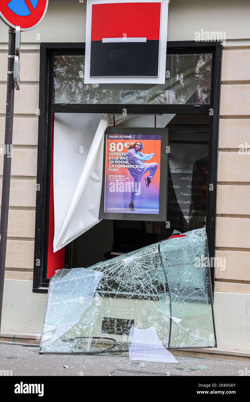 Parigi, Francia. 16th Ott 2022. Vista di una banca 'Societe Generale' distrutta ai margini della 'marcia contro la vita costosa' a Parigi. (Foto di Denis Thaust/SOPA Images/Sipa USA) Credit: Sipa USA/Alamy Live News Foto Stock