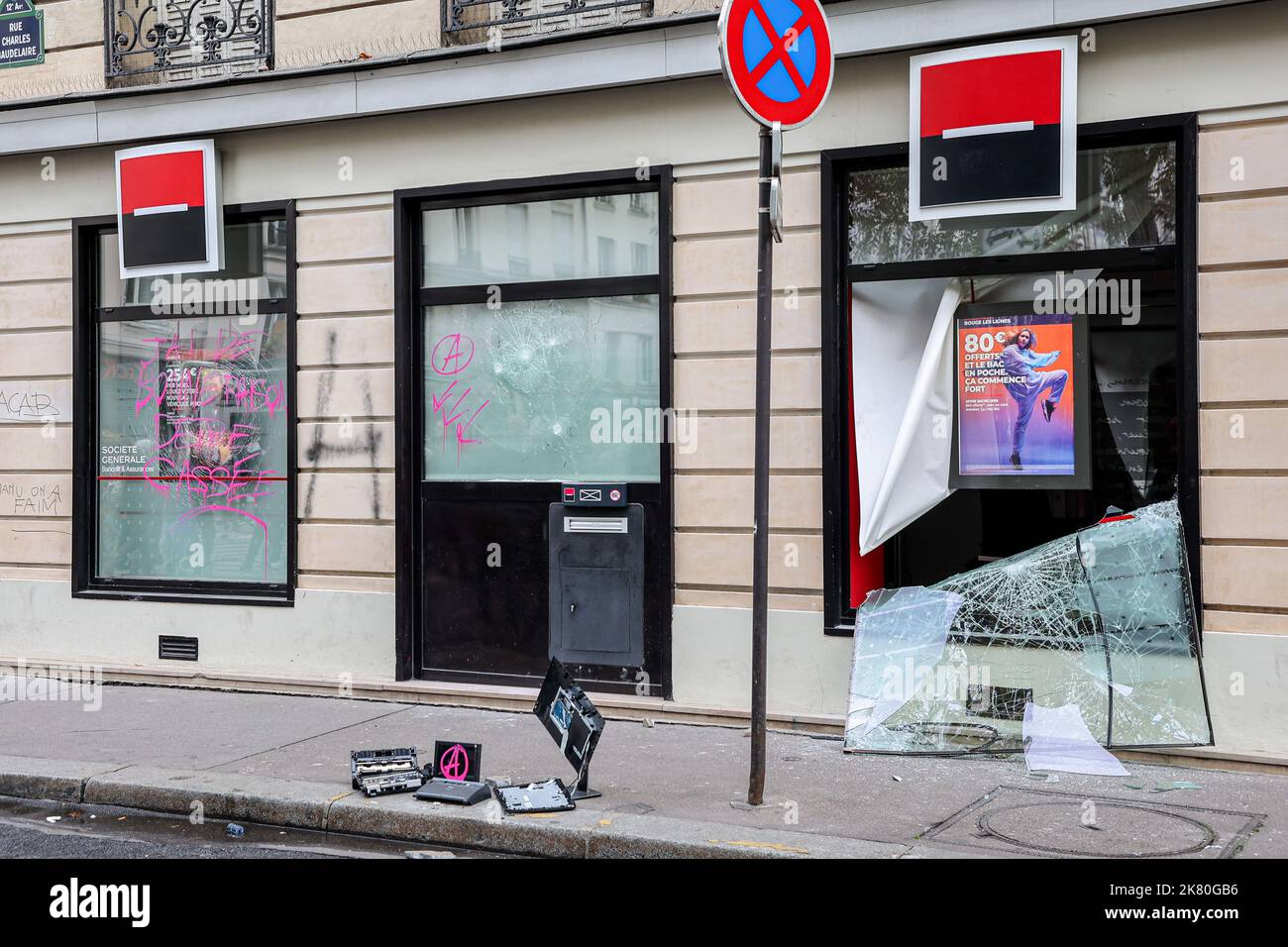 Parigi, Francia. 16th Ott 2022. Vista di una banca ''Societe Generale' distrutta ai margini della ''marcia contro la vita costosa'' di Parigi. (Credit Image: © Denis Thaust/SOPA Images via ZUMA Press Wire) Foto Stock