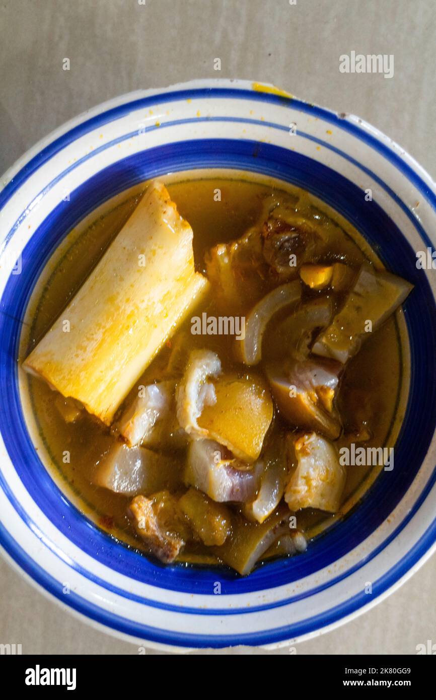 Zuppa PATA, un piatto popolare di carne e pelle a Negros, Filippine Foto Stock