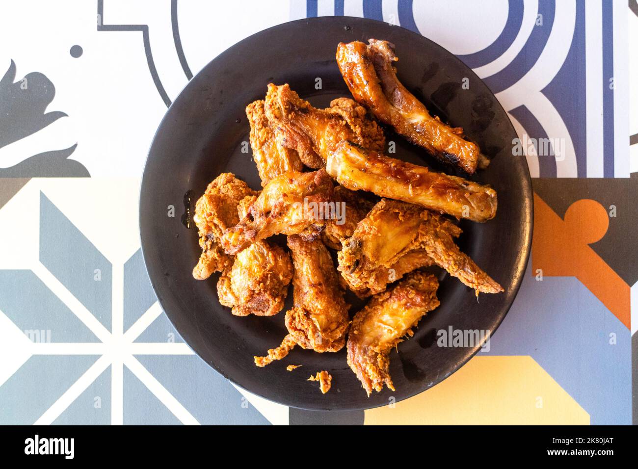 Un piatto di carne di maiale fritta e ali di pollo in un ristorante locale a Cebu City, Filippine Foto Stock