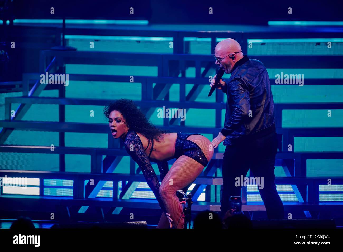 Hollywood, Florida, Stati Uniti. 19th Ott 2022. Pitbull esibirsi sul palco di canÕt Stop US Now Summer Tour 2022 all'Hard Rock Live, Flo. Pitbull invita a un'interruzione su scala globale come superstar internazionale indipendente vincitrice di Grammy, sostenitore dell'istruzione, imprenditore aziendale e relatore motivazionale. Credit: Yaroslav Sabitov/YES Market Media/Alamy Live News Foto Stock