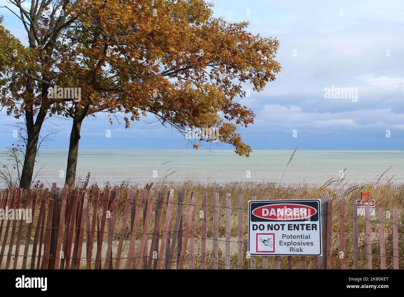 Indicazione pericolo non immettere potenziali rischi di esplosivi su una recinzione di neve a Fort Sheridan, di fronte al lago Michigan in Illinois Foto Stock