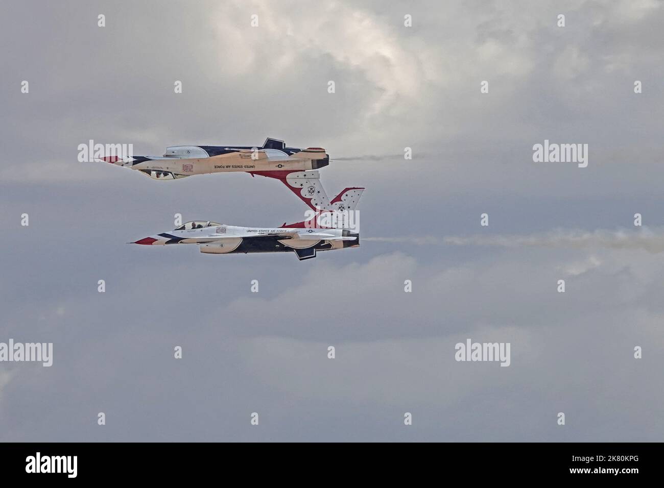 Edwards Air Force base, California / USA - 15 ottobre 2022: Due aerei da combattimento F-16 della United States Air Force USAF Thunderbirds in esecuzione. Foto Stock