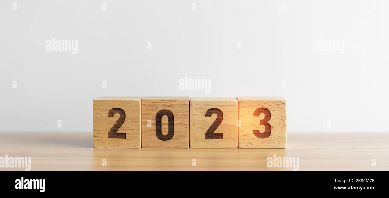 2023 blocco di anno sullo sfondo del tavolo. Obiettivo, risoluzione, strategia, piano, inizio, Concetti di budget, missione, azione, motivazione e Capodanno Foto Stock