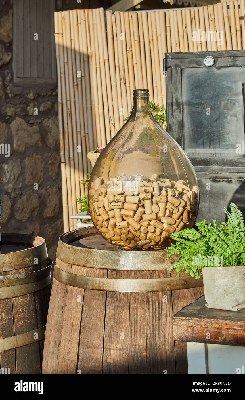 Botte di vino in legno e bottiglia di vetro con tappi di vino, decorazioni e design d'interni Foto Stock