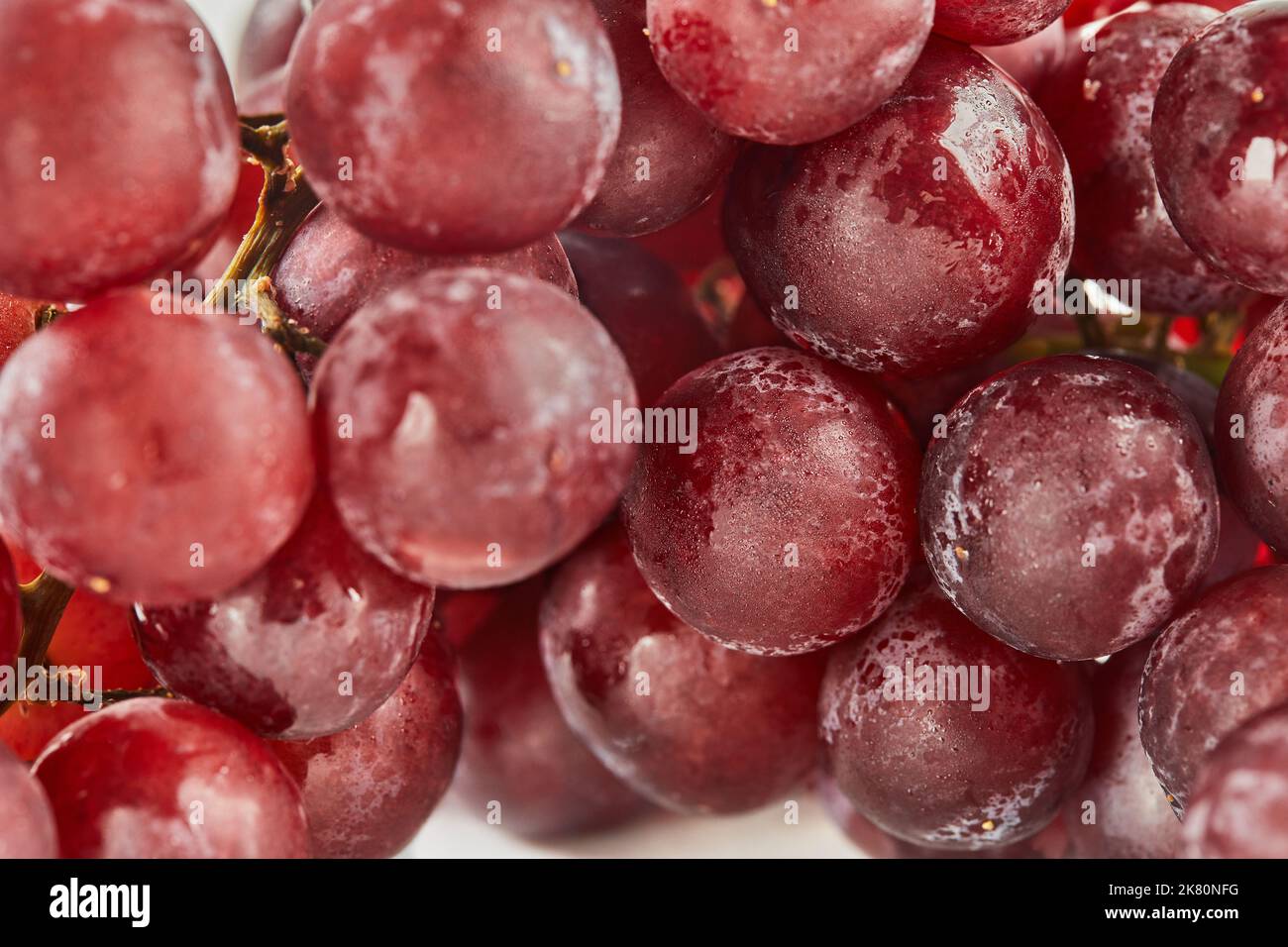 Uva rossa su marmo bianco, pronta per cucinare e mangiare Foto Stock