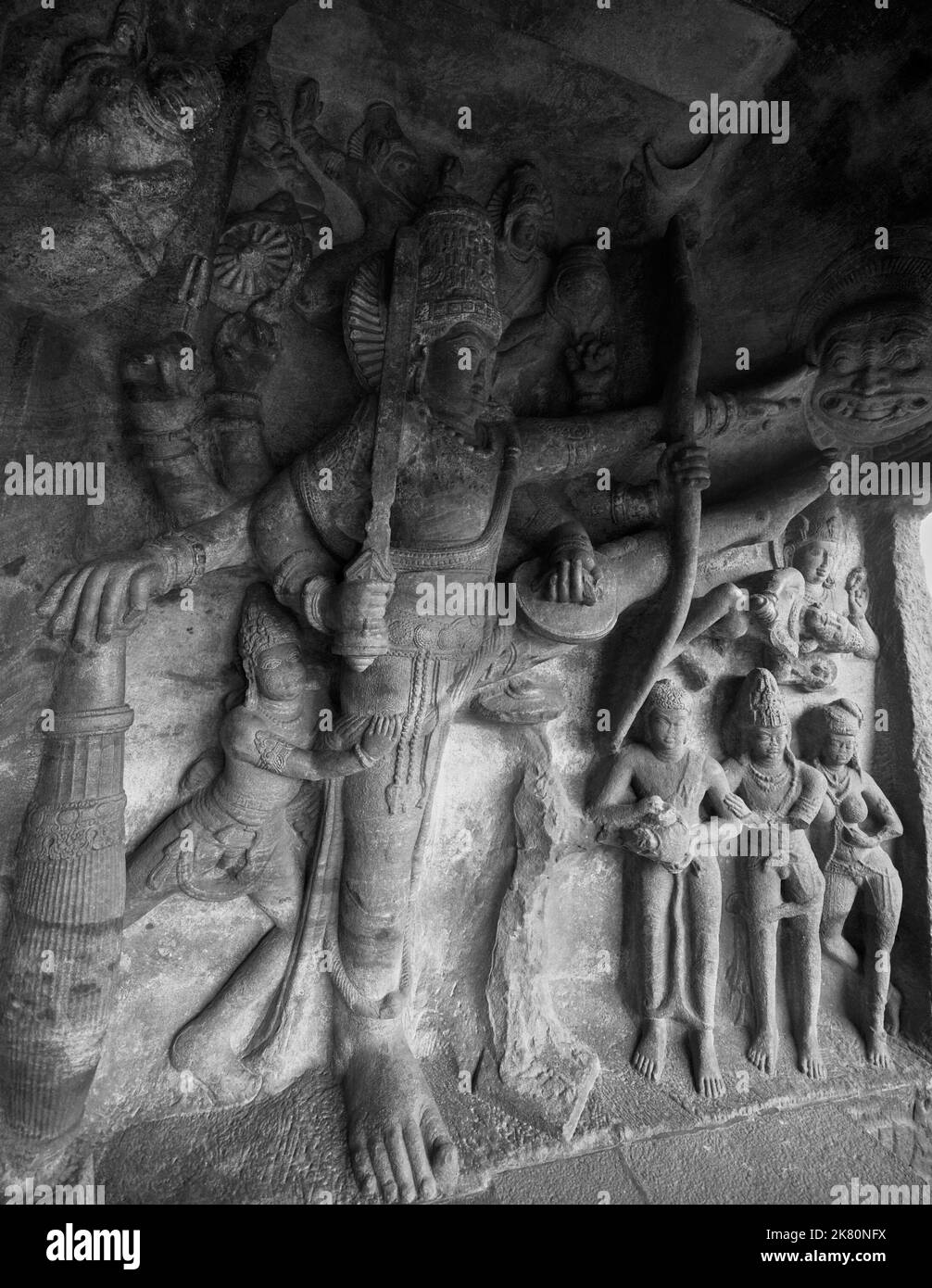 Trivikrama / Vishnu scultura in Grotta Tempio a Badami. Badami, Karnataka, India. Foto Stock