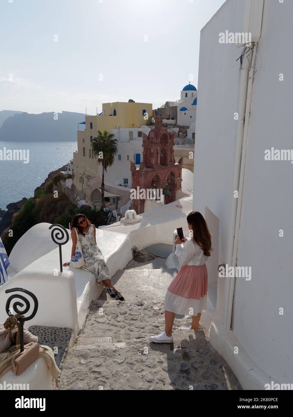 I turisti visitano e scattano una foto nella città di Oia, con vista sulla Caldera. Isole Cicladi greche di Santorini nel Mar Egeo. Foto Stock