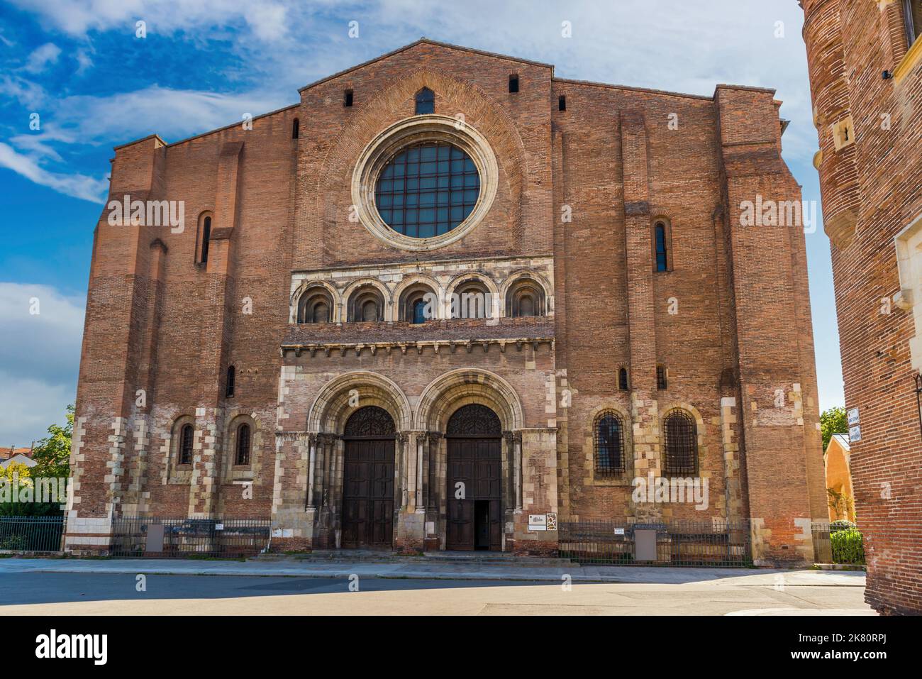 Frontone della basilica di San Sernin a Tolosa in Occitanie, Francia Foto Stock