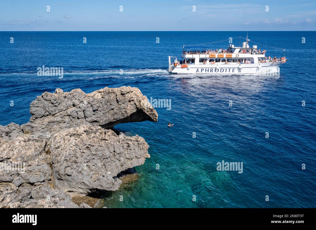 La barca turistica Aphrodite 2 che naviga intorno alla costa di Capo Greco, Cipro. Foto Stock
