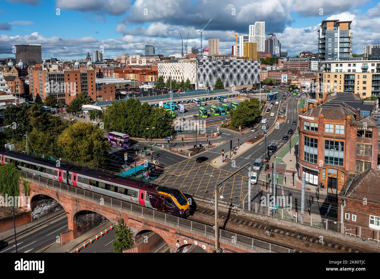 LEEDS, REGNO UNITO - 28 SETTEMBRE 2022. Vista panoramica aerea del centro di Leeds con stazione degli autobus e un treno di fondo che fornisce trasporti per viaggiatori Foto Stock