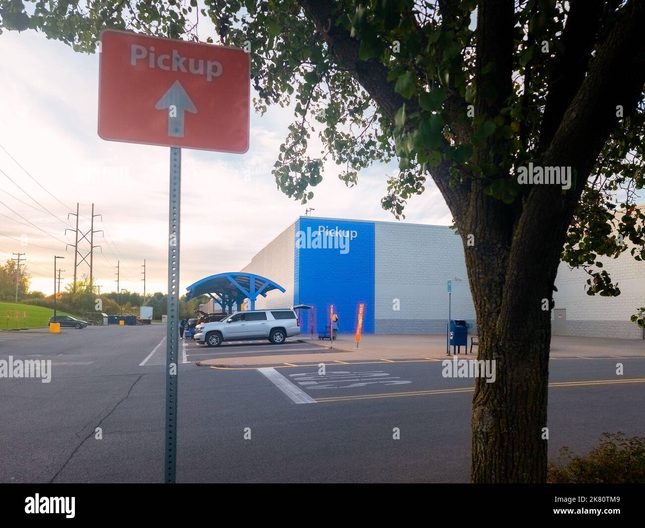 New Hartford, New York - 2 ottobre 2022: Vista panoramica dell'area di prelievo Walmart Supercenter con auto parcheggiate in attesa di turno. Foto Stock