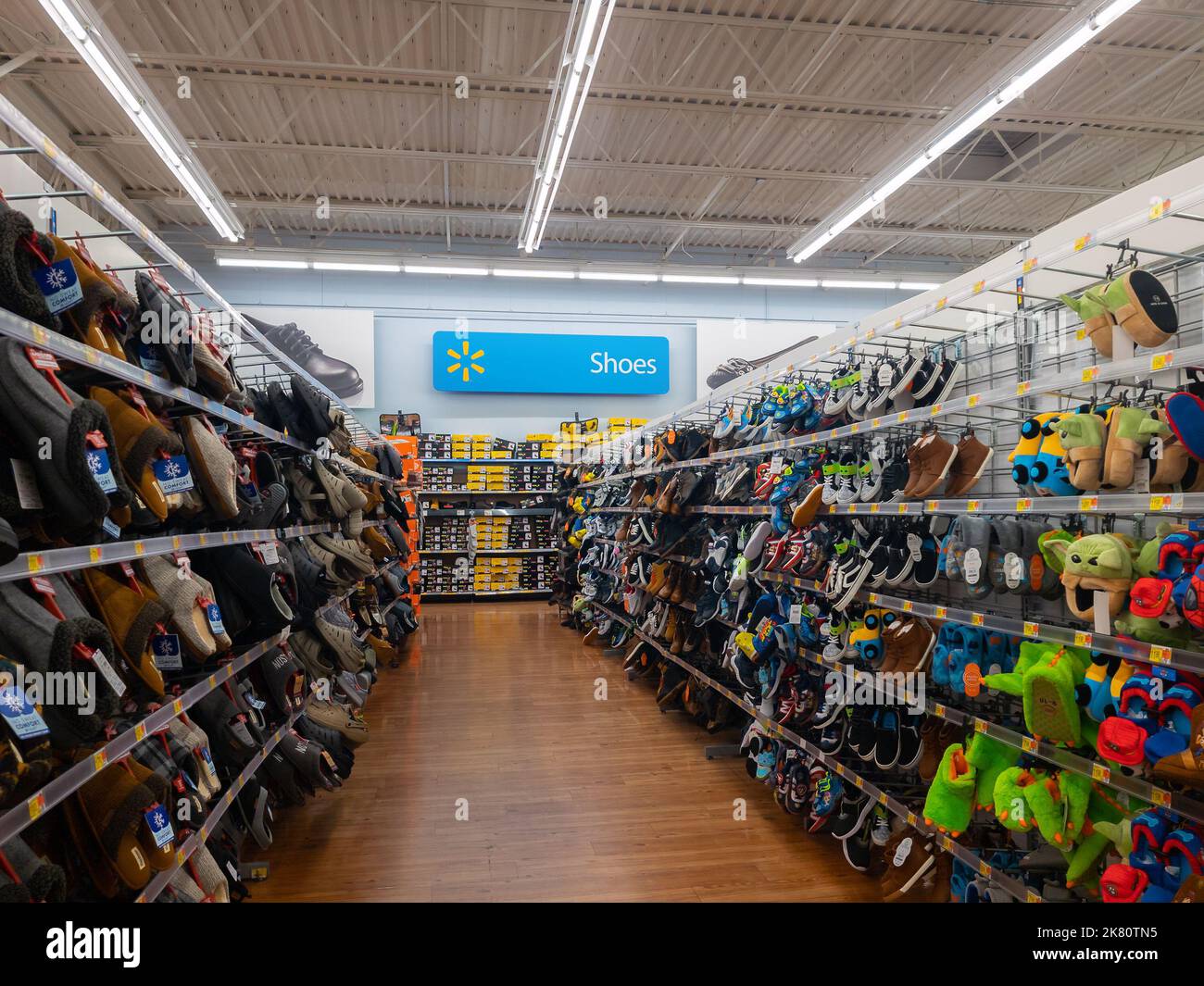 New Hartford, New York - 2 ottobre 2022: Vista panoramica della sezione Scarpe del Walmart Supercenter. Foto Stock