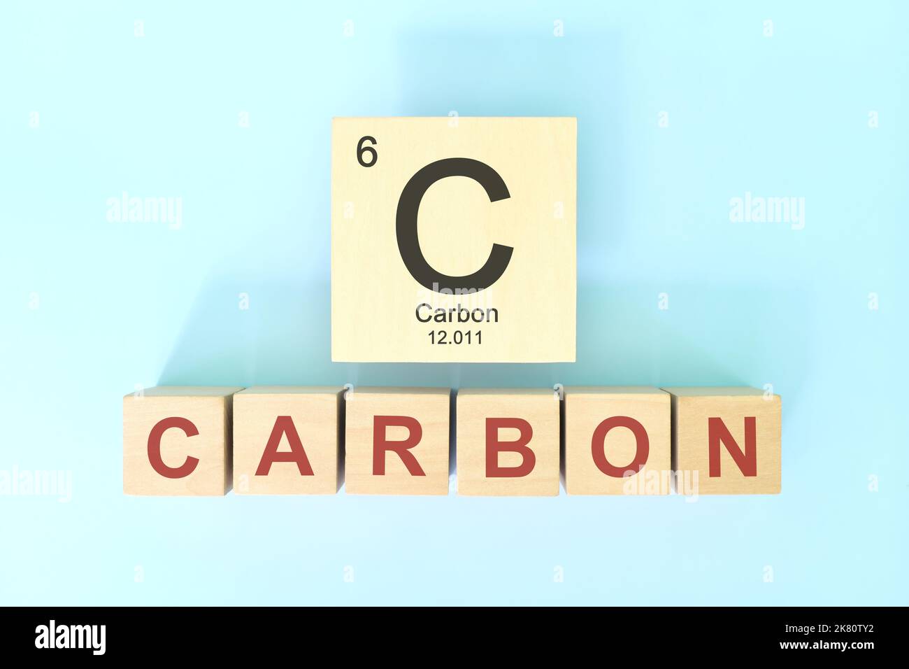 Simbolo dell'elemento chimico del carbonio con massa atomica e numero atomico in blocchi di legno composizione a giacitura piatta. Concetto di chimica e Scienza Foto Stock