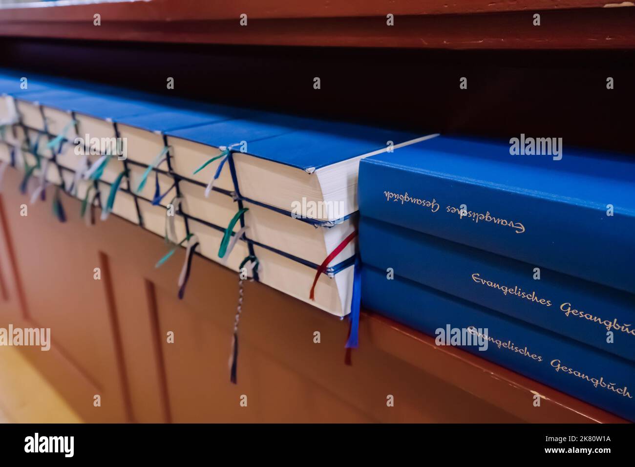 Gospel Songbooks in tedesco per cantare corale all'interno di una chiesa cattolica. Tempo libero ed educazione religiosa Foto Stock