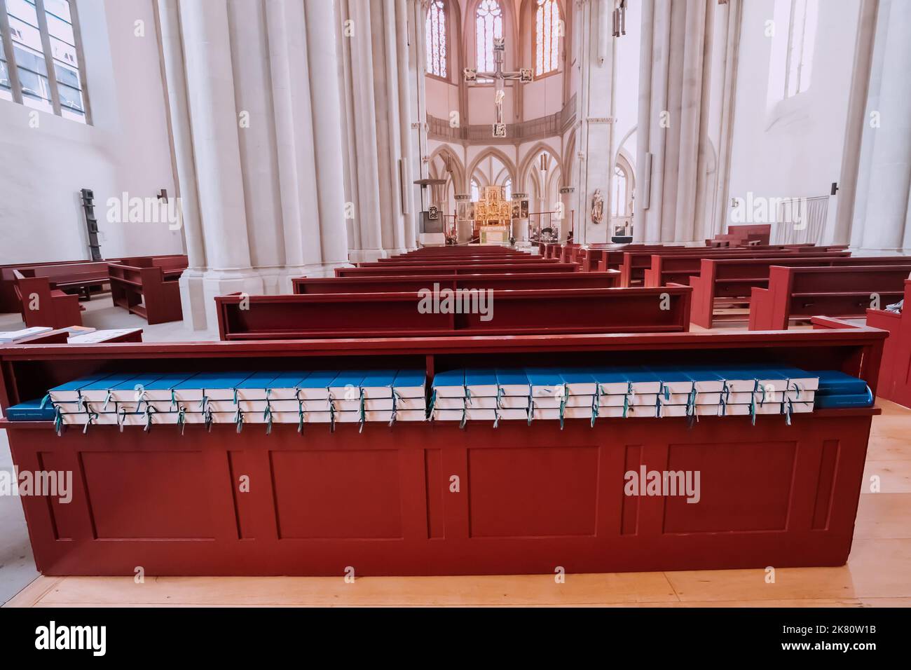 25 luglio 2022, Osnabruck, Germania: Libri di canzoni del Vangelo in tedesco per cantare corale all'interno di una chiesa cattolica. Tempo libero ed educazione religiosa Foto Stock