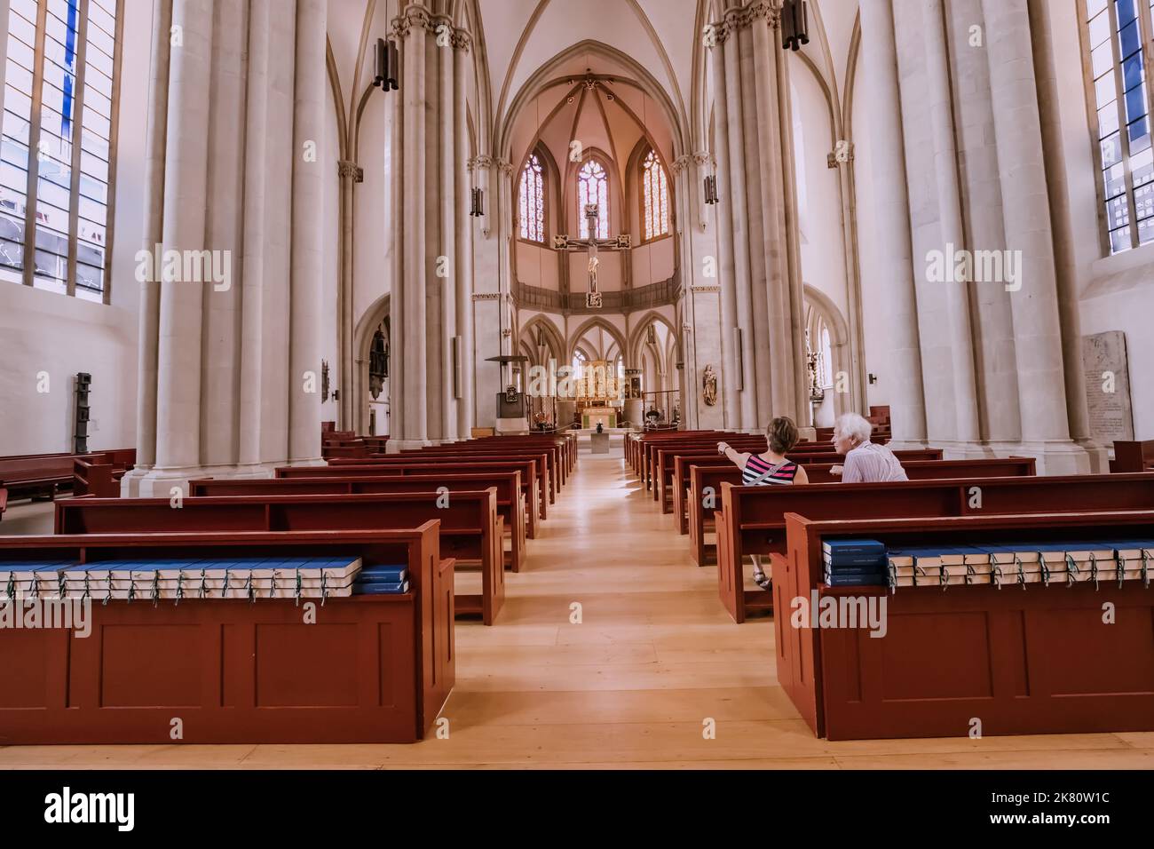 25 luglio 2022, Osnabruck, Germania: Libri di canzoni del Vangelo in tedesco per cantare corale all'interno di una chiesa cattolica. Tempo libero ed educazione religiosa Foto Stock