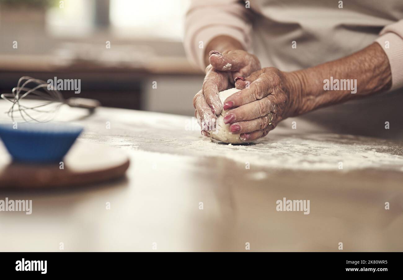 Deve essere un cerchio perfetto, una persona irriconoscibile che si cuoce in cucina a casa. Foto Stock